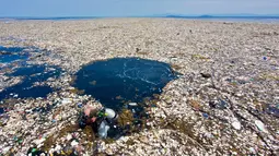 Fotografer bawah laut Caroline Power menyelam melihat kondisi pantai Roatan, Honduras yang dipenuhi sampah pada 7 September 2017. (AFP Photo/Caroline Power)