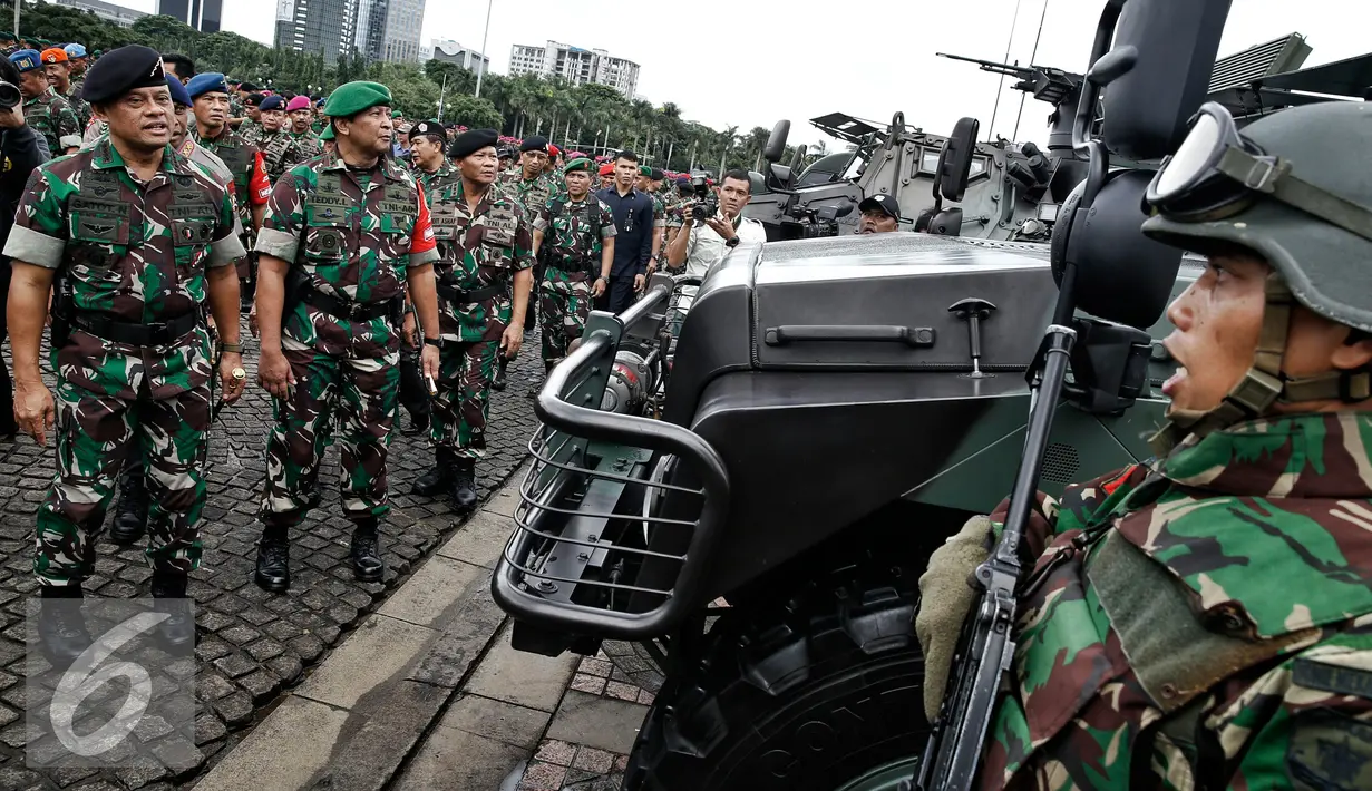 Panglima TNI Jenderal Gatot Nurmantyo meninjau kendaraan pasukan usai Apel Gelar Pasukan Pengamanan KTT OKI ke-5 di Jakarta Pusat, Selasa (1/3/2016). Sebanyak 10.150 ribu pasukan TNI dikerahkan pada Apel tersebut. (Liputan6.com/Faizal Fanani)