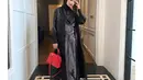 Shireen pilih kenakan twisted tunik dan long shirt satin hitam yang dipadukan hijab senada. Hand bag yang dijinjingnya jadi sentuhan kontras. [@shireensungkar]