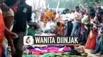 Ada ritual tahunan yang terbilang aneh di kuil Angarmoti, Dhamtari, India. Para wanita di sini, rela tubuhnya diinjak-injak pria yang mereka anggap suci. Ritual ini diyakini dapat memberikan wanita kesuburan agar bisa hamil.