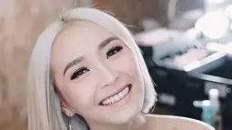 Bosan dengan penampilan lamanya, Rinni mencoba penampilan baru dengan mengubah warna rambutnya. Kini penampilannya lebih catchy jika dibandingkan dengan penampilan sebelumnya. (Liputan6.com/IG/rinni_w)