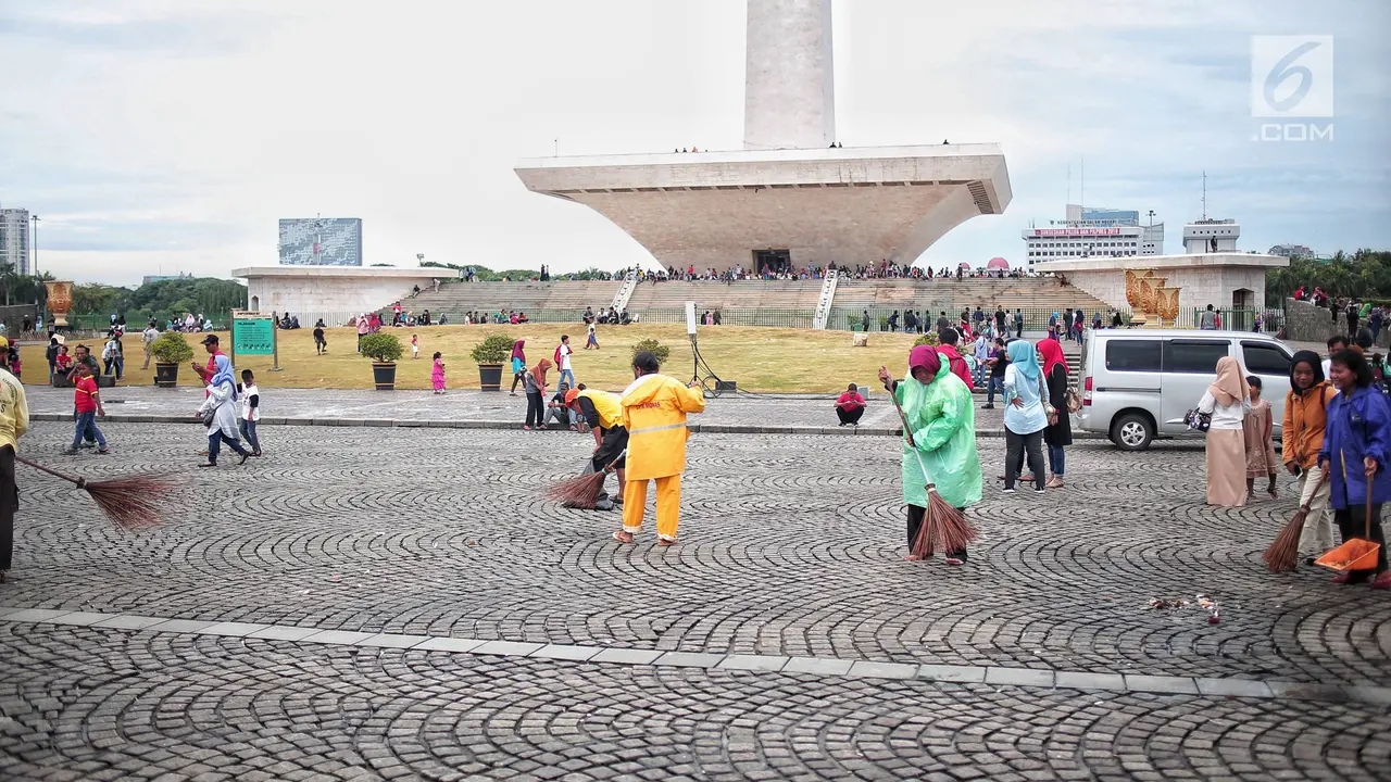 Bersih-Bersih Monas Usai Malam Tahun Baru