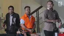 Penyuap Bupati Pakpak Bharat, Rizal Efendi Padang (rompi oranye) usai menjalani pemeriksaan di gedung KPK, Jakarta, Senin (28/1). Berkas perkara penyidikan Rizal Efendi Padang telah P21 dan siap dilimpahkan ke pengadilan. (Merdeka.com/Dwi Narwoko)