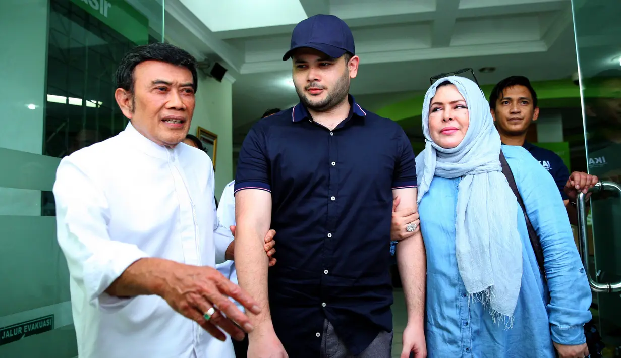 "Assalamualaikum," kata Rhoma Irama dengan senyum dihadapan para awak media yang telah menantikan. Ucapan rasa syukur disampaikan oleh Ridho maupun Rhoma. (Nurwahyunan/Bintang.com)