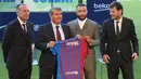 Memphis bergabung dengan Barcelona sebagai free agent setelah kontraknya di Lyon berakhir pada 1 Juli dan secara resmi telah di perkenalkan di Camp Nou pada hari Kamis (22/7/2021) waktu setempat. (Foto: AFP/Lluis Gene)
