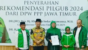 PPP Jatim memberikan surat rekomendasi kepada pasangan Khofifah Indar Parawansa dan Emil Dardak untuk maju di Pilgub Jatim 2024. (Liputan6.com/Dian Kurniawan)