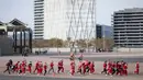 Sejumlah pelari berkostum Sinterklas melewati jalanan Barcelona Spanyol dalam acara fun run 5 km pada Minggu (22/12/2024) waktu setempat. (AFP/Josep Lago)