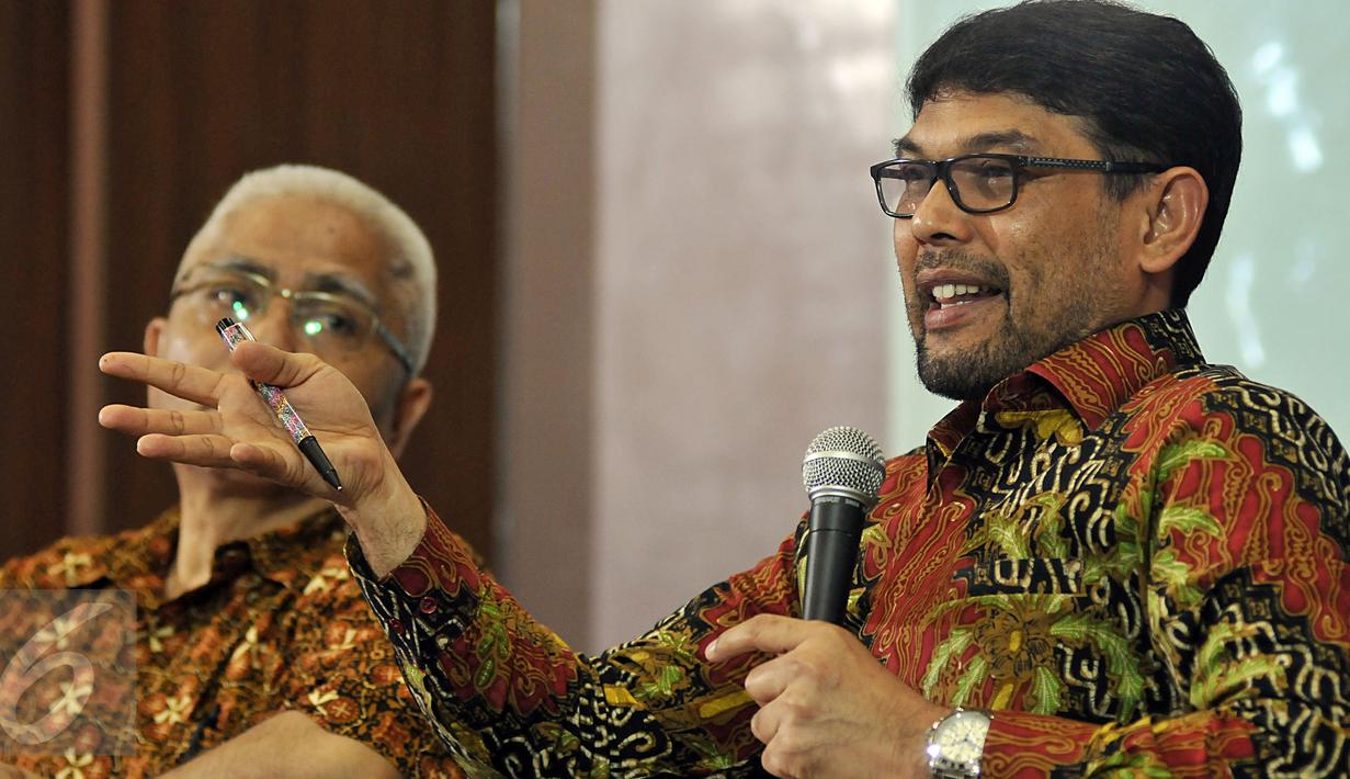 Nasir Djamil (kanan) memberi pandangannya saat diskusi revisi UU KUHP di Gedung DPR, Jakarta, Selasa (15/3/2016). Nasir menyebut terjadi perdebatan alot antara pemerintah dengan Panja RUU KUHP terkait penetapan hukuman mati (Liputan6.com/Johan Tallo)