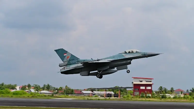 Pesawat tempur F-16 dari Lanud Roesmin Nurjadin Pekanbaru yang dikerahkan dalam latihan bersama dengan Republic of Singapore Air Force.