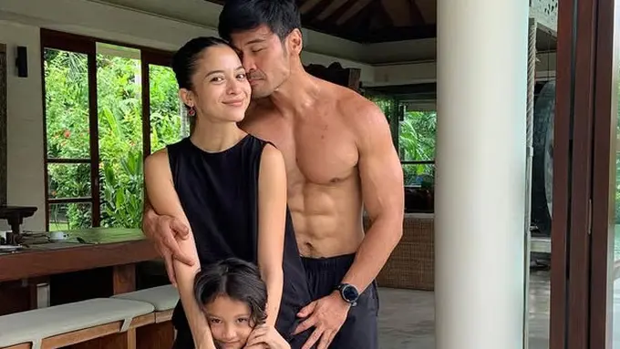 Putri Marino Bersama Suami, Chicco Jerikho dan Putrinya di Penghujung Tahun 2024 di Bali