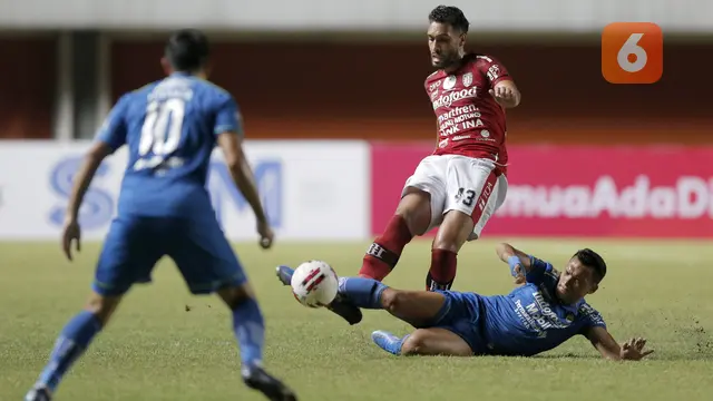 FOTO: Adu Kuat Persib Bandung Melawan Bali United di Babak Pertama