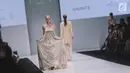 Model berjalan di atas catwalk membawakan busana dari siswa Istituto di Moda Burgo (IMB), Julianto di Jakarta Fashion Week 2018, Jakarta, Jumat (27/10). Julianto mempersembahkan 8 busana yang mengusung tema 'Embrace'. (Liputan6.com/Faizal Fanani)