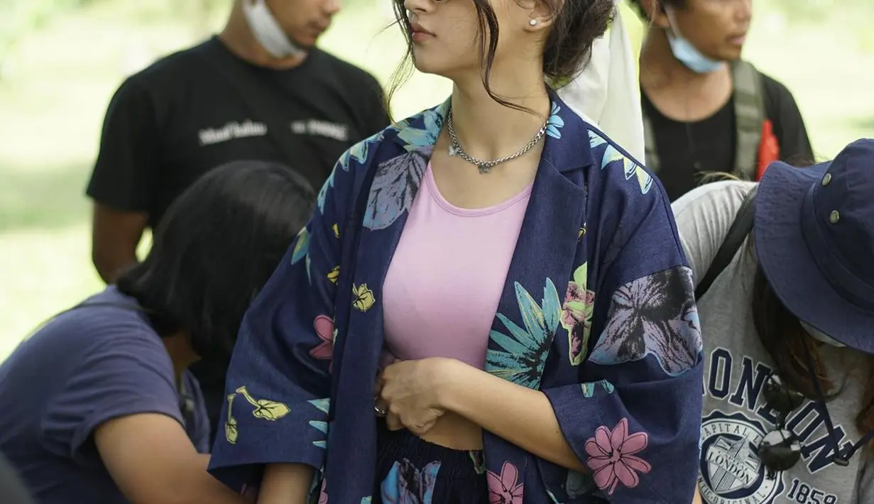 Bergaya tropikal, Megan Domani padukan crop top ungu dengan setelan homewear yang nyaman [instagram/megandomani1410]
