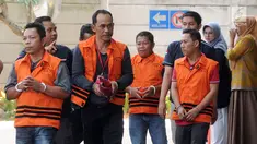 Empat tersangka tiba akan menjalani pemeriksaan oleh penyidik di gedung KPK, Jakarta, Kamis (26/9/2019). Mereka terlibat berbagai kasus suap korupsi yang ditangani oleh KPK. (merdeka.com/Dwi Narwoko)
