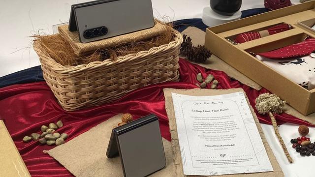 Paket Samsung Galaxy Z Flip 5 dan Galaxy Z Fold 5 Nusantara Edition hasil kolaborasi dengan brand fashion lokal Sejauh Mata Memandang