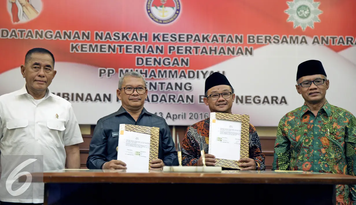 Menteri Pertahanan, Ryamizard Ryacudu (kiri), Ketua Umum PP Muhammadiyah Haedar Nashir (kanan) berfoto bersama usai menyaksikan MoU Kemenhan dengan Pimpinan Pusat Muhammadiyah di Kementerian Pertahanan, Jakarta (13/4). (Liputan6.com/Faizal Fanani)