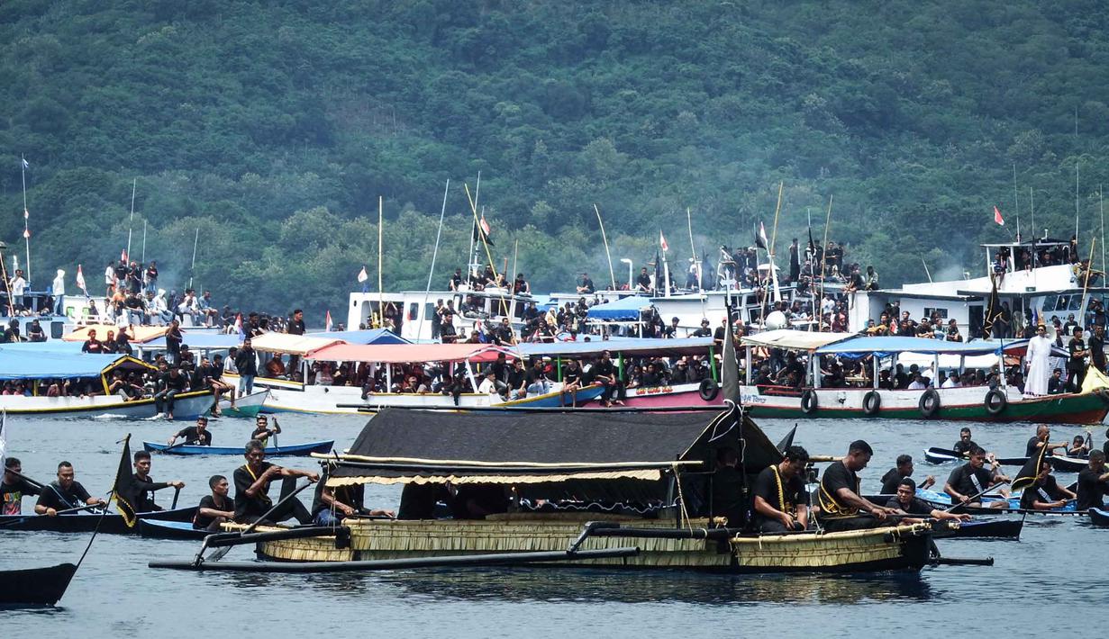 Perarakan menggunakan perahu tradisional tanpa mesin, biasanya berukuran panjang sekitar 8 meter, yang disebut Berok. Tampak dalam foto, umat Katolik mengangkut peti mati berisi patung Yesus selama prosesi laut Jumat Agung dari Kapel Tuan Menino, sebuah ritual yang diwarisi dari pengaruh Portugis selama lebih dari lima abad, di Larantuka, Nusa Tenggara Timur, pada Jumat 3 April 2026. (ARNOLD WELIANTO/AFP)