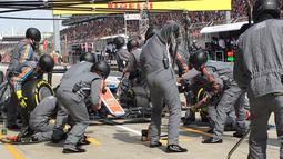 Pebalap Manor Racing asal Indonesia, Rio Haryanto, saat pit stop di lap 18 F1 GP China di Sirkuit Internasional Shanghai, China, Minggu (17/4/2016). (Bola.com/Twitter/Manorracing)