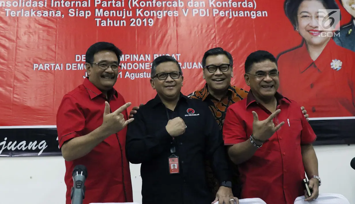 Sekjen DPP PDIP, Hasto Kristiyanto (kedua kiri) didampingi Ketua DPP PDIP, Djarot Saiful Hidayat dan Andreas Pareira berbincang jelang memberi keterangan terkait Kongres V PDIP 2019, Jakarta, Kamis (1/8/2019). Kongres bertema Solid Bergerak untuk Indonesia Raya. (Liputan6.com/Helmi Fithriansyah)