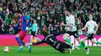 Pemain Barcelona, Ferran Torres, melewati kiper Racing Santander, Jokin Ezkieta, sebelum menjebol gawangnya pada babak 16 besar Copa del Rey di Estadio El Sardinero, Jumat (16/1/2025). (AP Photo/Miguel Oses)