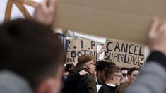 Pendukung sepak bola melakukan aksi demonstrasi mengecam wacana Liga Super Eropa menjelang pertandingan Liga Premier Inggris antara Chelsea dan Brighton dan Hove Albion di luar Stadion Stamford Bridge, London, Selasa (20/4/2021). (Foto: AFP/Adrian Dennis)