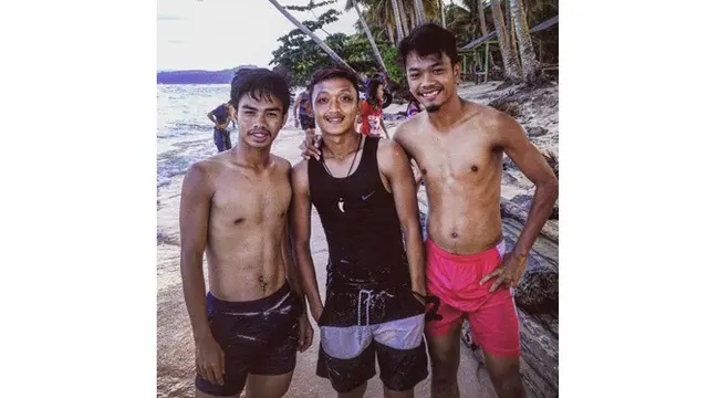 5 Gaya Liburan Gelandang Persebaya Muhammad Hidayat di Pantai, Santai dan Seru