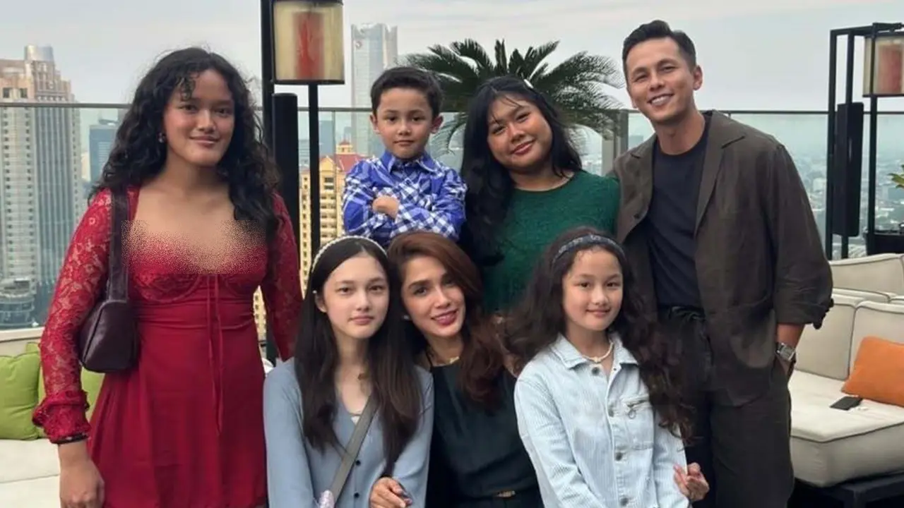 6 Potret Perayaan Ultah Ussy Sulistiawaty ke-45, Intimate Bersama Keluarga