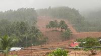 Rumah-rumah terkubur dalam lumpur setelah tanah longsor melanda Desa Bunga di Kota Baybay, Provinsi Leyte Selatan, Filipina, 11 April 2022. Tanah longsor terjadi setelah hujan lebat yang dibawa oleh badai tropis Agaton. (Hannah Cala Vitangcol/AFP)