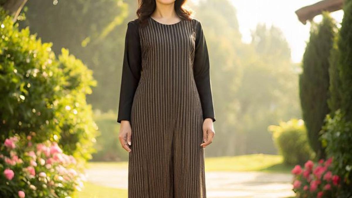 7 Model Gamis Lurik Kombinasi Polos di Lengan untuk Ibu-ibu 40 Tahun, Elegan dan Cantik