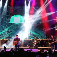 Selain HiVi, Naif dan sejumlah musisi lainnya, grup band Padi juga ikut tampil di MARKAS 2018 di Bintaro Xchange, Tangerang Selatan, Minggu (29/4/2018). Berhasil memikat penonton, Padi ajak penggemarnya nostalgia tahun 90an. (Adrian Putra/Bintang.com)