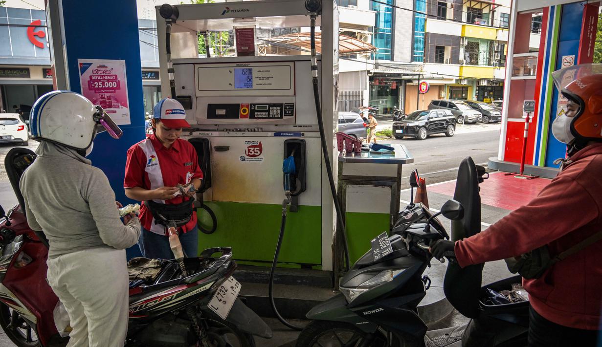 Seorang karyawan mengisi bensin motor di sebuah Stasiun Pengisian Bahan Bakar Umum (SPBU) di Surabaya, Jawa Timur, pada Senin 9 Maret 2026. Kementerian Energi dan Sumber Daya Mineral (ESDM) sedang mengkaji dampak kenaikan harga minyak mentah dunia ke harga Bahan Bakar Minyak (BBM) di Indonesia. (JUNI KRISWANTO/AFP)
