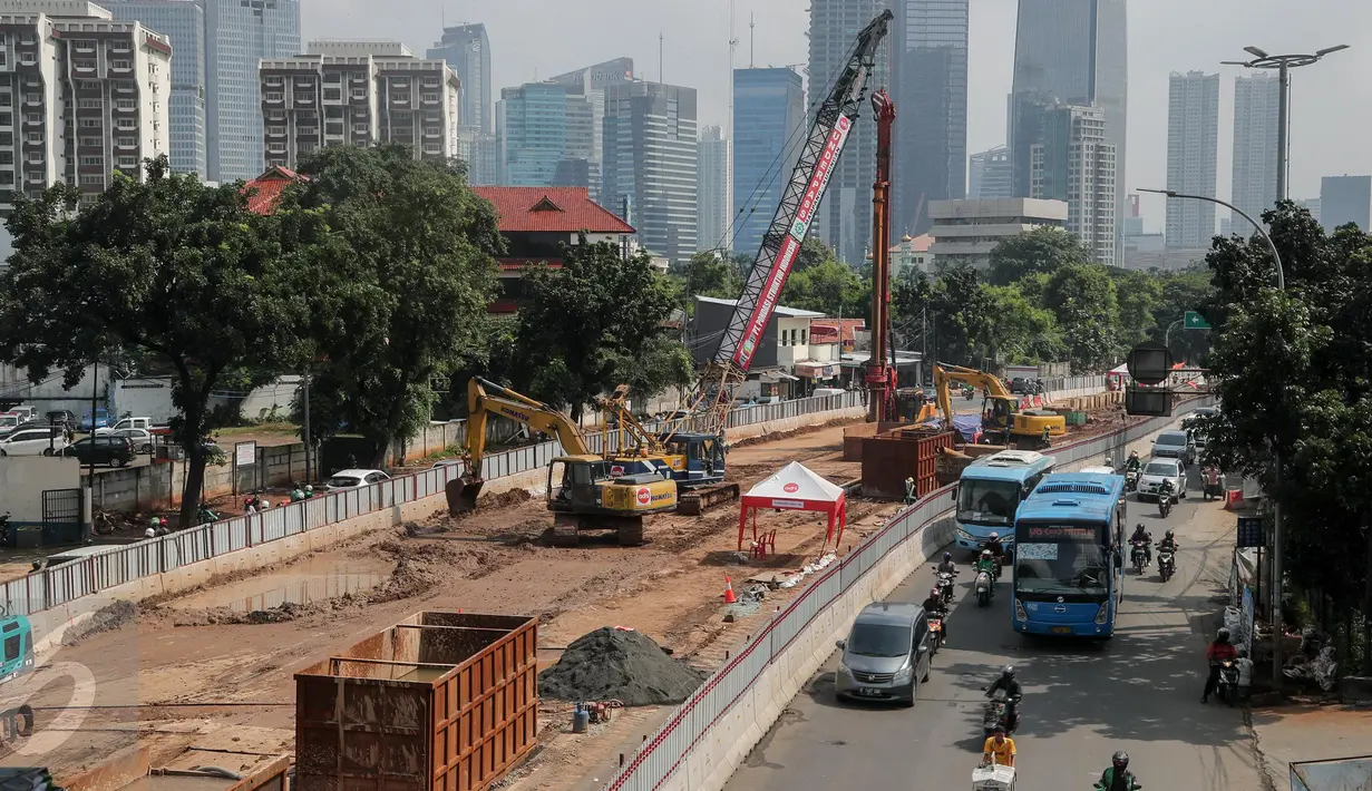 Sejumlah alat berat terlihat di proyek pembangunan underpass atau terowongan Mampang Prapatan-Kuningan, Jakarta, Jumat (24/3). Proyek itu merupakan bagian dari enam pembangunan simpang tak sebidang yang dikerjakan Pemprov DKI. (Liputan6.com/Faizal Fanani)