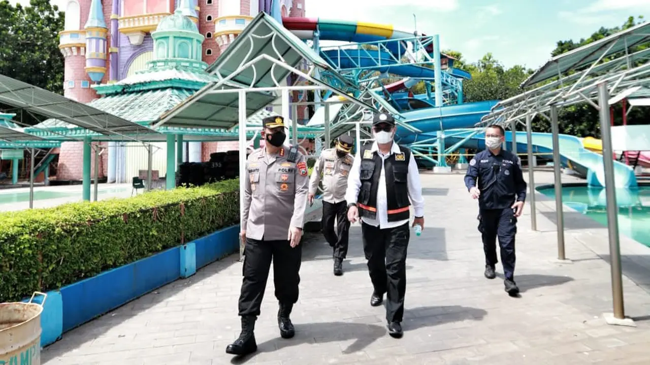 Tim Polda Jatim olah TKP insiden Kenjeran Park. (Dian Kurniawan/Liputan6.com)