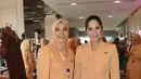 Melengkapi tampilannya dengan kitten heels warna hitam berstrap depan. Diketahui, heels tersebut dari brand Jo Mercer. Menurut situs resminya harga sepatu tersebut berkisar 219 dolar atau sekitar Rp3 jutaan. [@diannadiaih]