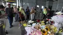 Karangan bunga tersebut menjadi simbol duka atas 16 korban meninggal dunia dalam insiden tabrakan antara kereta api Argo Bromo Anggrek dan KRL Commuter Line di Stasiun Bekasi Timur. Tampak dalam foto, warga menyaksikan karangan bunga di dekat pintu masuk peron Stasiun Bekasi Timur, Bekasi, Jawa Barat, Kamis (30/4/2026). (Kapanlagi.com/Budy Santoso)