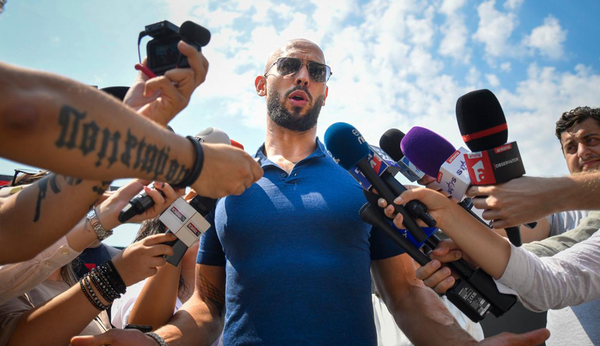 Andrew Tate berbicara kepada media setelah dibebaskan dari tahanan rumah dan ditempatkan di bawah tindakan kontrol yudisial di pinggiran Bukares, Rumania, Jumat (4/8/2023). Influencer kontroversial yang didakwa di Rumania dengan pemerkosaan, perdagangan manusia, dan membentuk geng kriminal untuk mengeksploitasi wanita secara seksual itu telah memenangkan permohonan untuk dibebaskan dari tahanan rumah, menurut juru bicaranya. (AP Photo/Alexandru Dobre)