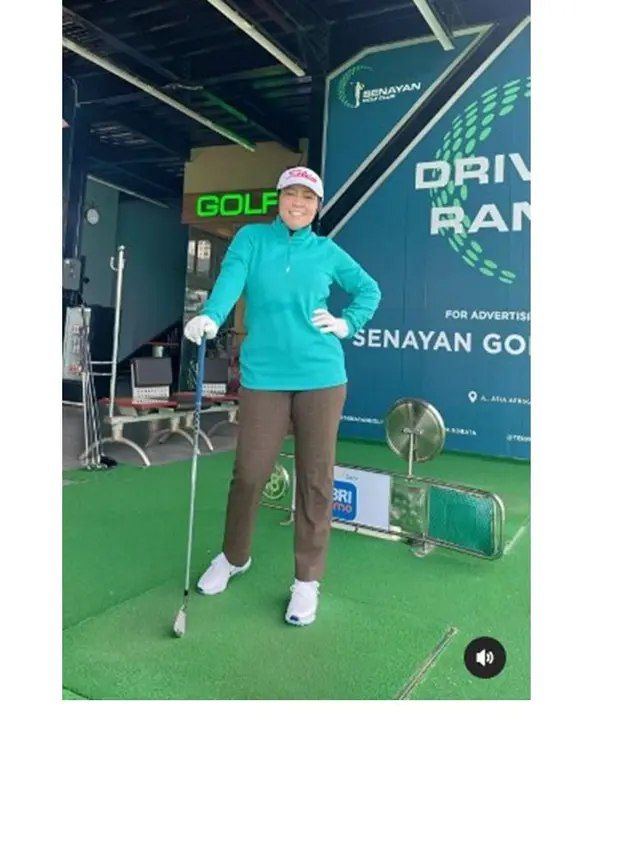 7 Gaya Penampilan Astrid Kuya saat Main Golf, Curi Perhatian