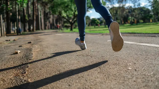 Ilustrasi anak kos olahraga pagi, joging
