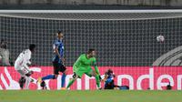 Penyerang Real Madrid, Rodrigo, mencetak gol ke gawang Inter Milan pada laga Liga Champions di Stadion Alfredo Di Stefano, Rabu (4/11/2020). Real Madrid menang dengan skor 3-2. (AP/Bernat Armangue)