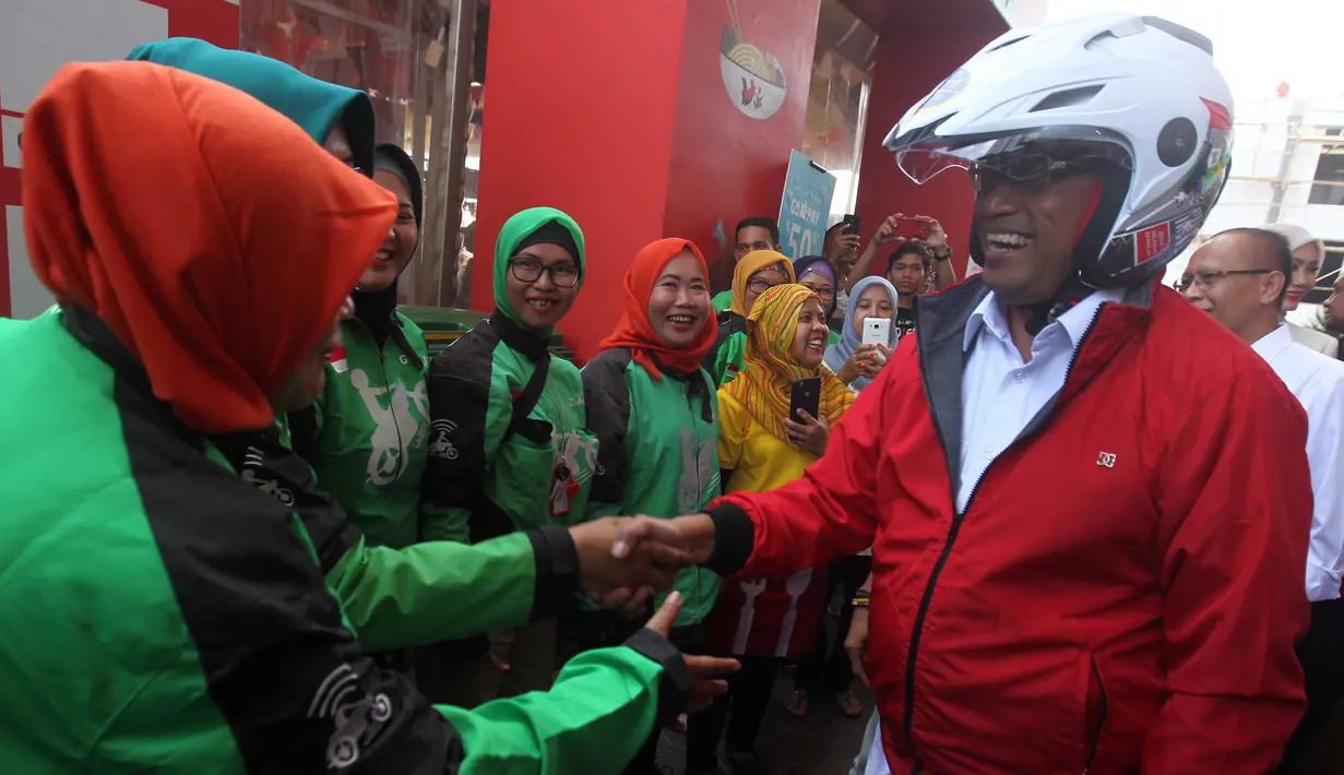 Menteri Perhubungan, Budi Karya berbincang dengan mitra GOJEK pada acara GO-FOOD Festival di Depok, Sabtu (5/1). Kegiatan tersebut merupakan rangkaian Pelatihan Berkendara Aman yang didukung Kementerian Perhubungan. (Liputan6.com/HO/Ading)