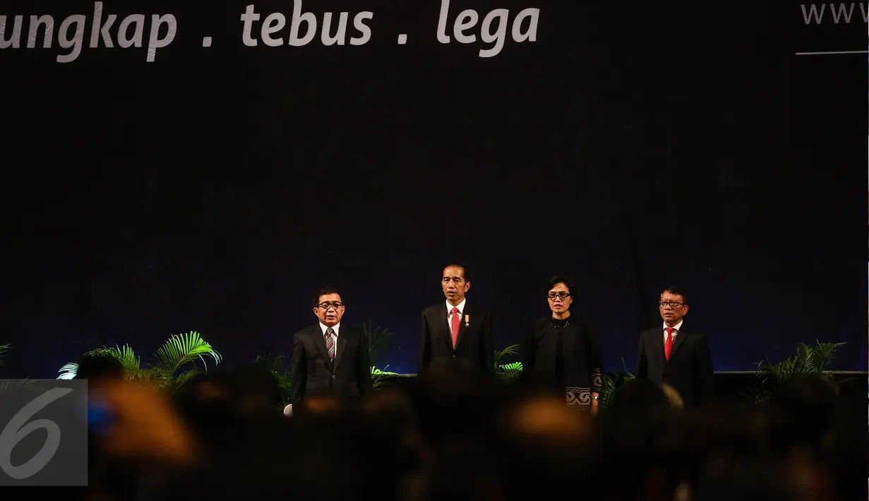 (ki-ka) Ketua Dewan Komisioner OJK Muliaman Hadad, Presiden Joko Widodo, Menteri Keuangan Sri Mulyani, Dirjen Pajak Ken Dwijugiasteadi mengikuti Sosialisasi Amnesti Pajak (Tax Amnesty) di Jakarta, Senin (1/8). (Liputan6.com/Faizal Fanani)
