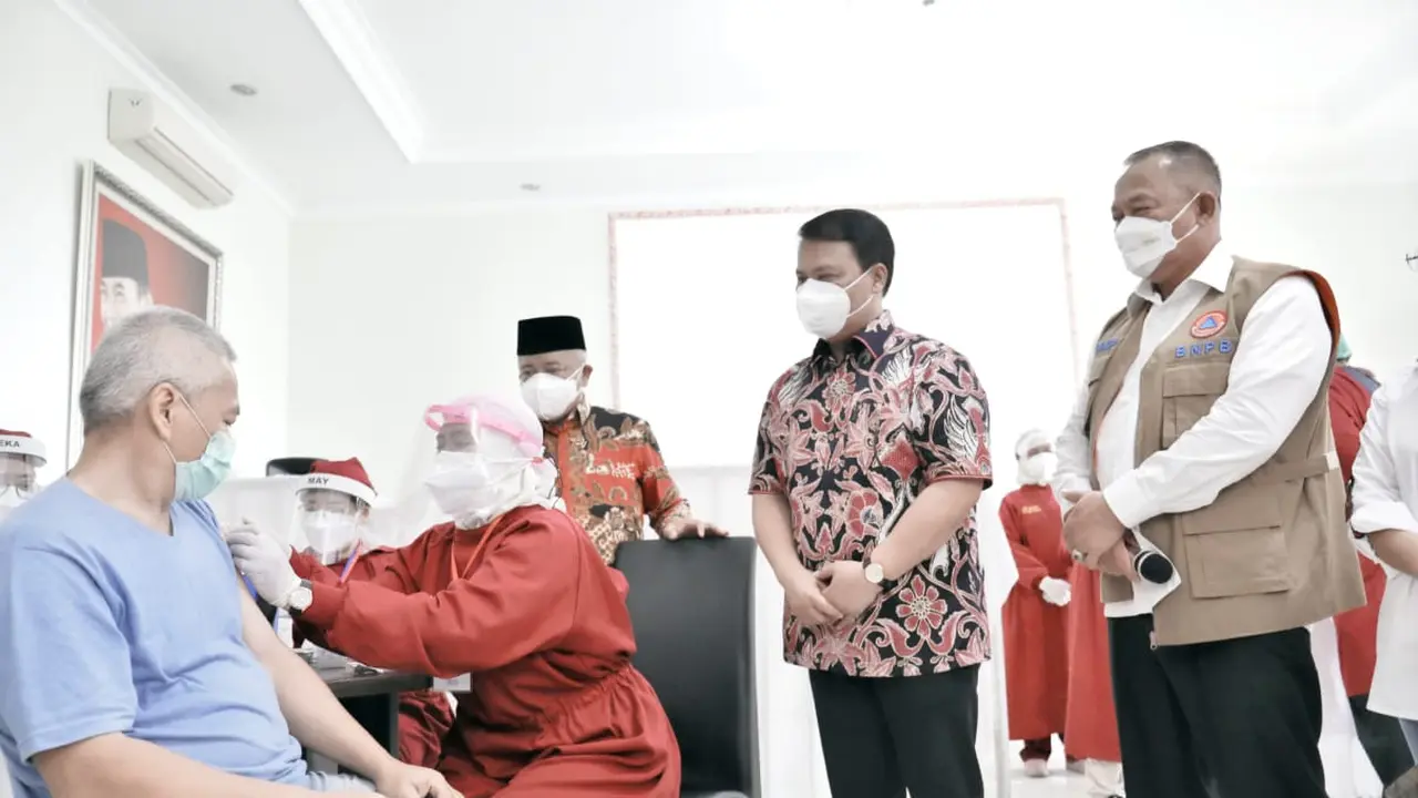 Ketua Satgas Penanganan Covid-19 Letjen TNI Ganip Warsito (Kanan) saat melihat proses vaksinasi peserta di Pendopo Aspirasi DR Ahmad Basarah, Karang Ploso, Kabupaten Malang, Minggu (12/9/2021).