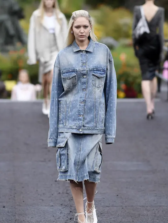 Gigi Hadid mengenakan kreasi untuk koleksi busana ready-to-wear Spring/Summer 2023 dari Givenchy yang dipresentasikan selama Paris Fashion Week di Paris pada Minggu, 2 Oktober 2022. Gigi menambahkan sepasang sepatu hak putih berhias renda pada tampilannya.