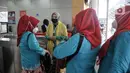 Petugas mengenakan baju adat Betawi saat melayani penumpang LRT Jakarta di Stasiun Boulevard Utara, Rabu (22/6/2022). Layanan gratis tarif angkutan umum seperti Transjakarta, MRT, LRT dalam rangka merayakan HUT ke-495 DKI Jakarta disambut antusias oleh warga yang ingin menikmatinya bersama keluarga. (merdeka.com/Iqbal S. Nugroho)