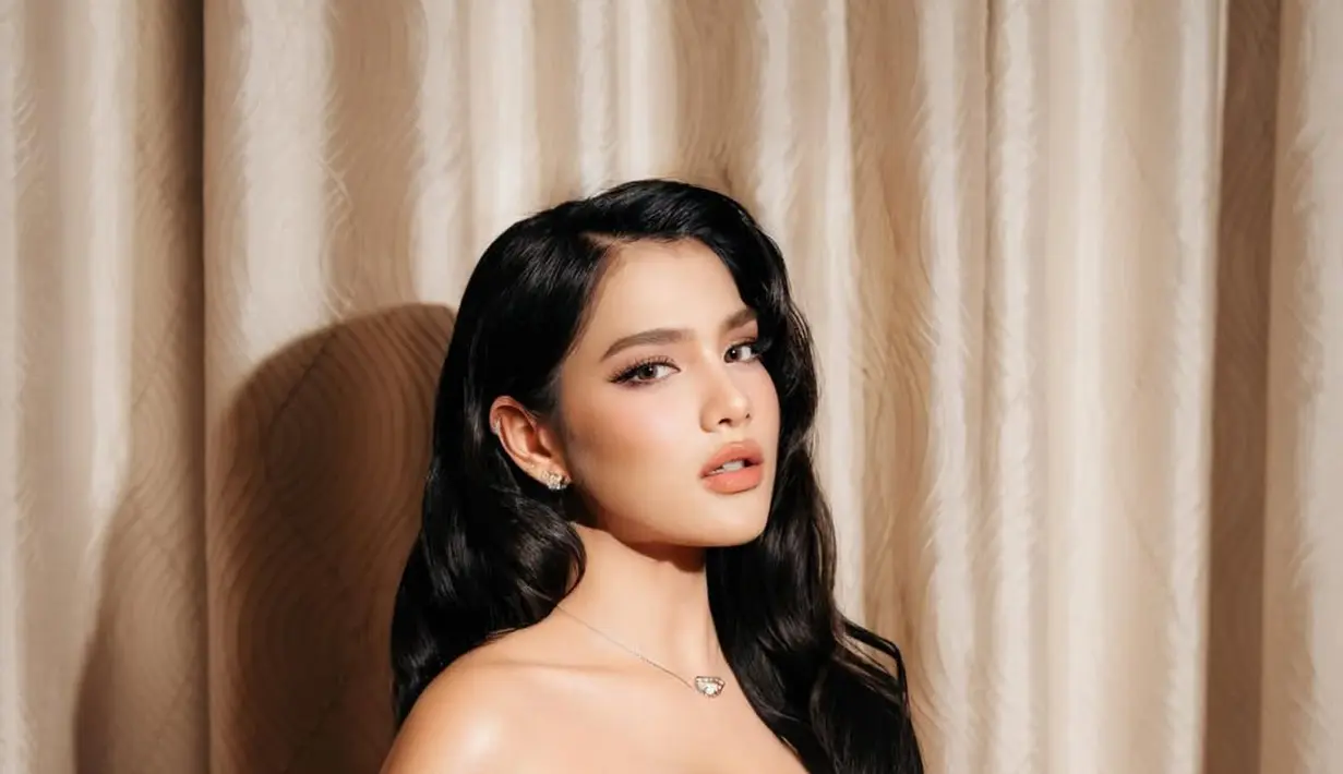 Area mata dipulas dengan winged eye yang tajam dengan blush soft blush dan lipstik bernuansa coral [@davinakaramoy]