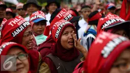 Sejumlah THL TBPP menangis saat unjuk rasa di depan Istana Merdeka, Jakarta, Rabu (7/9). Mereka meminta pemerintah mengangkat 19.156 orang THL-TBPP menjadi pegawai aparatur negara (ASN) serta PNS tanpa batasan usia. (Liputan6.com/Faizal Fanani)