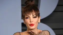 Penyanyi asal Albania, Bleona Qereti berpose saat tiba menghadiri Vanity Fair Oscar Party di Beverly Hills, California, AS (4/3). Bleona Qereti tampil vulgar dengan busana jaring-jaring transparan. (Photo by Evan Agostini/Invision/AP)