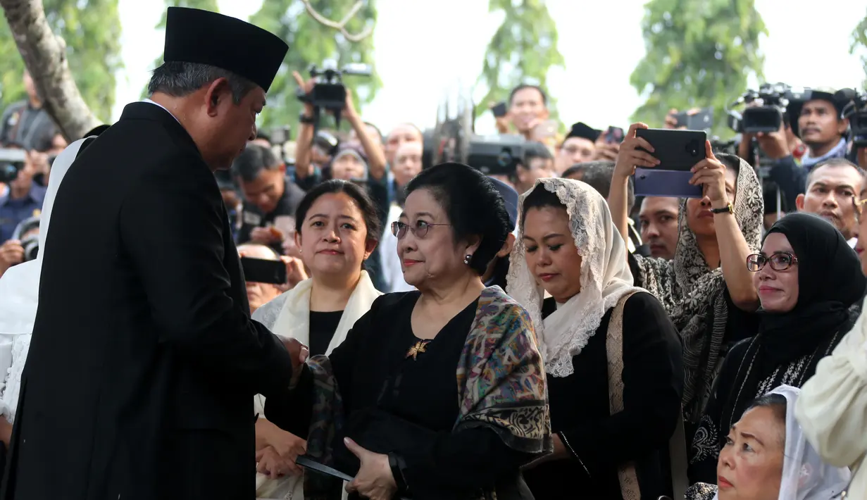 Presiden ke-6 RI Susilo Bambang Yudhoyono bersalaman dengan Presiden ke-5 RI Megawati Soekarnoputri usai prosesi pemakaman Ani Yudhoyono di TMP Kalibata, Jakarta, Minggu (2/6/2019). SBY mengucapkan terima kasih kepada Megawati yang menghadiri prosesi pemakaman Ani Yudhoyono. (Liputan6.com/HO/Rangga)