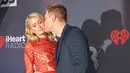 Ekspresi Paris Hilton saat dicium tunangannya Chris Zylka saat tiba menghadiri iHeartRadio Music Awards 2018 di Inglewood, California, AS (11/3). Paris Hilton dan tunangannya Chris Zylka umbar kemesraan di acara musik tersebut. (AFP Photo/Rachel Murray)