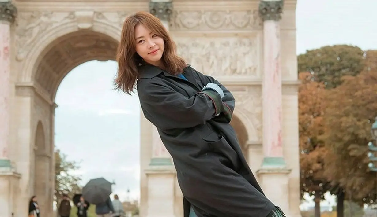 Saat ini Lee Yeon Hee dan Kang Ho Dong sedang mengisi sebuah program televisi yang bertajuk Island Trio 2. Saat sedang berjalan-jalan dengan Kang Ho Dong, ia pun berbicara tentang perasaannya menjadi selebriti. (Foto: Soompi.com)